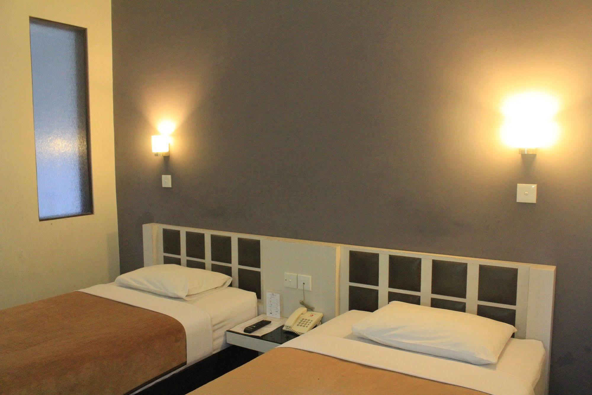 Hotel Tilamas Juanda Sawotratap Exterior foto